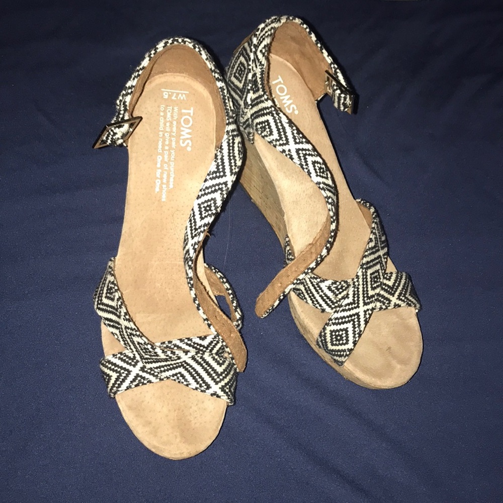 Tom white & black patterned wedges